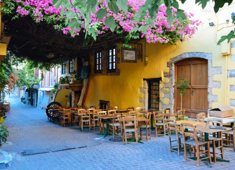 Taverne colorée dans une rue étroite à Chania, Crète