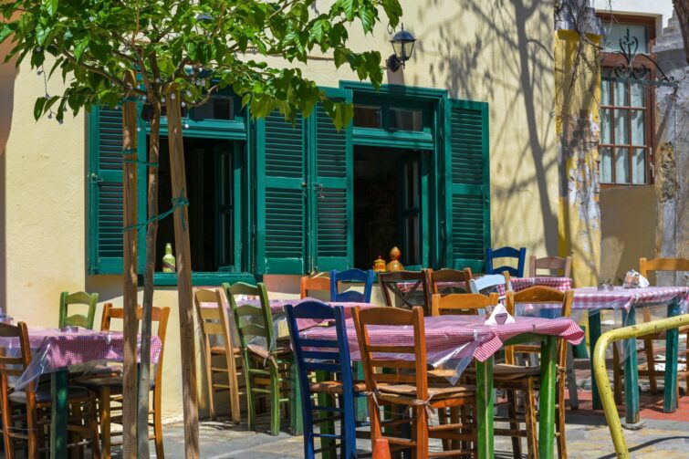Taverne méditerranéenne rustique en Grèce