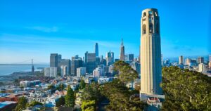 Tour Coit entourée d'arbres avec le centre-ville de San Francisco