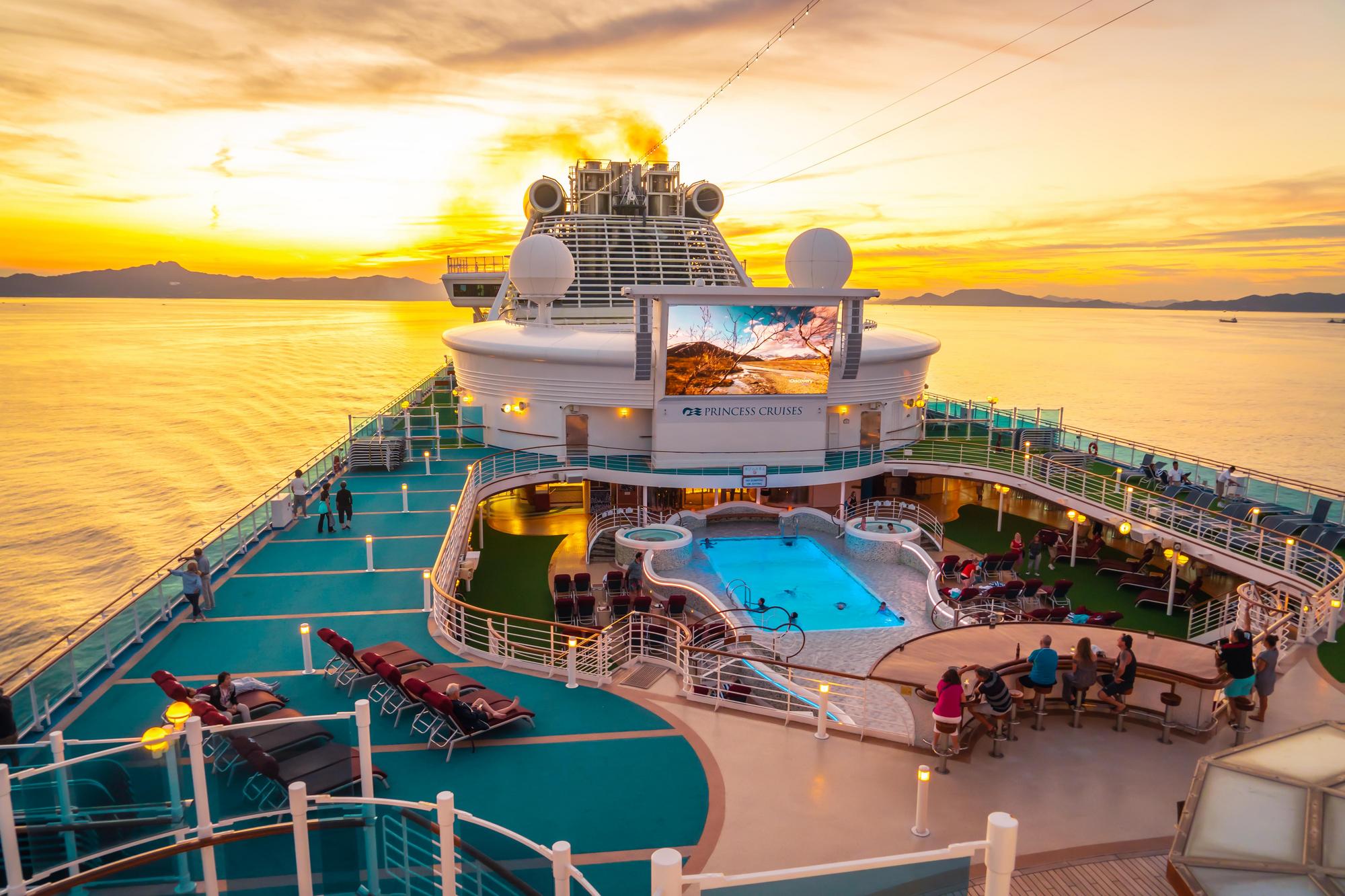 Touristes profitant d'un confort supérieur à bord d'une croisière en Méditerranée