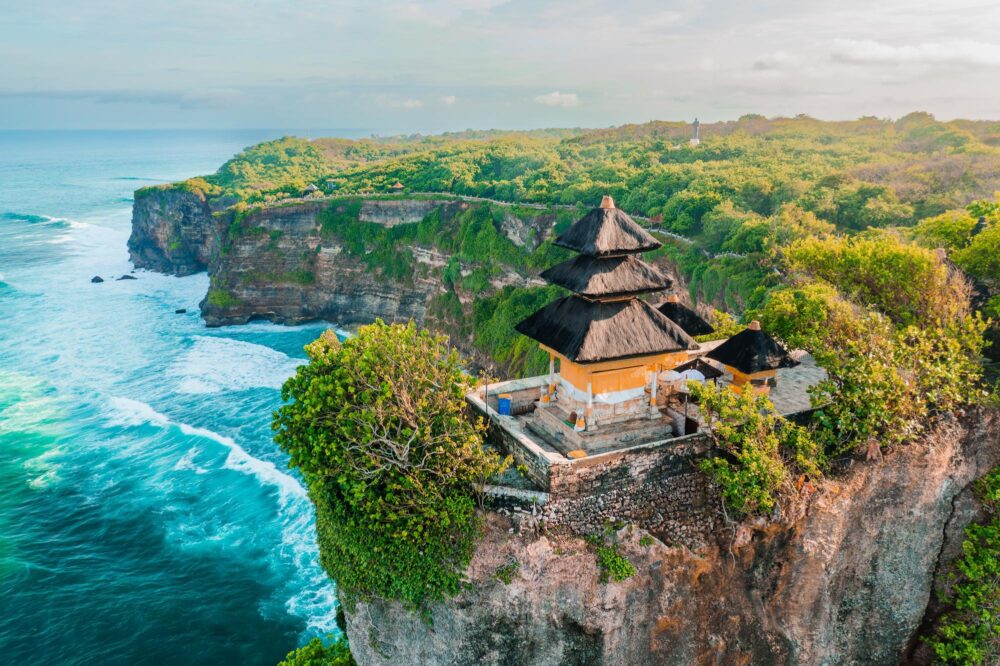 Uluwatu Temple l'un des six principaux temples de Bali perché sur une falaise de montagne