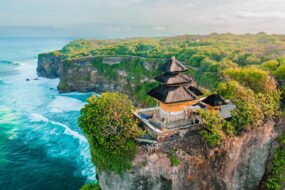 Uluwatu Temple l'un des six principaux temples de Bali perché sur une falaise de montagne