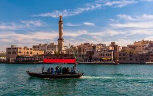 Un bateau traditionnel à Dubai Creek dans le quartier de Deira