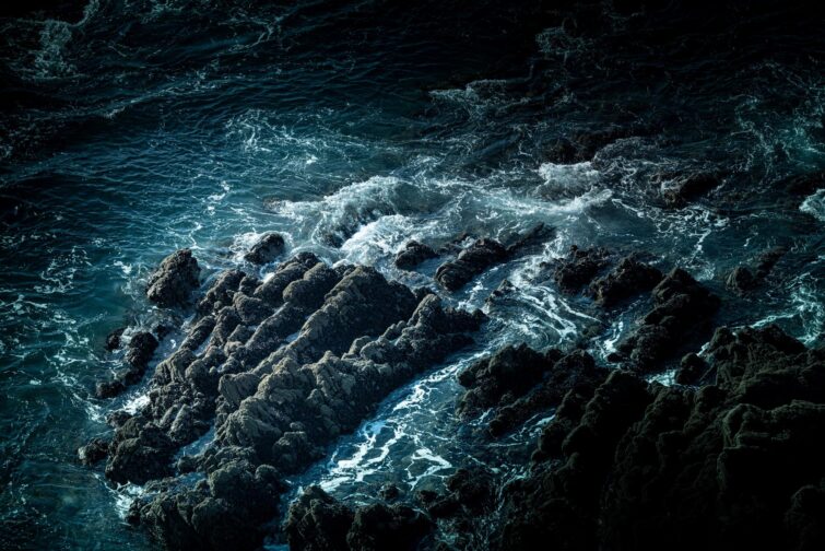 Vagues puissantes se fracassant contre les rochers sur le rivage