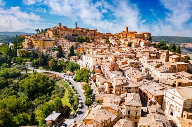 Vue aérienne de Montepulciano, village médiéval et Renaissance sur une colline en Toscane, Italie
