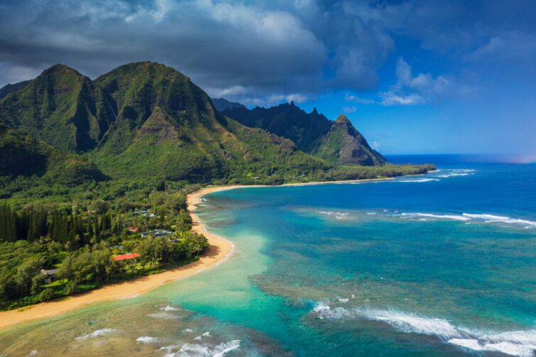 Vue aérienne de Tunnels Beach à Kauai, idéale pour planifier une visite