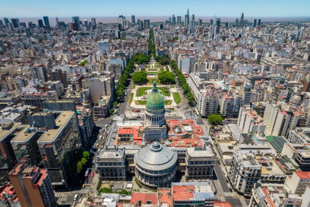 Vue aérienne de la Plaza de Mayo à Buenos Aires, montrant la Casa Rosada et la cathédrale métropolitaine