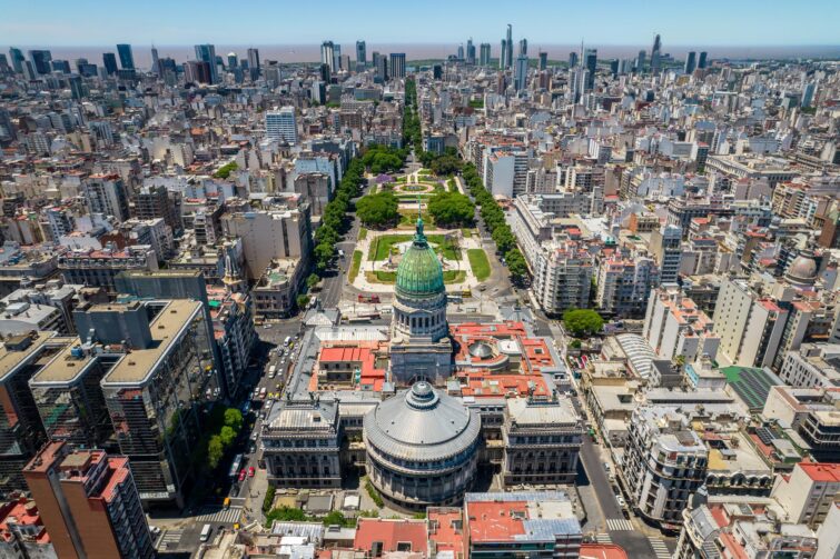 Vue aérienne de la Plaza de Mayo à Buenos Aires, montrant la Casa Rosada et la cathédrale métropolitaine