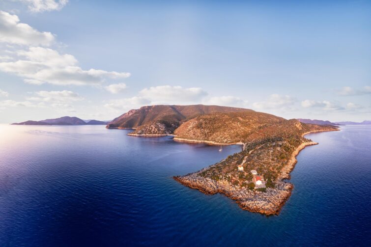 Vue aérienne de la côte Est de l'île grecque d'Ithaque dans la mer Ionienne