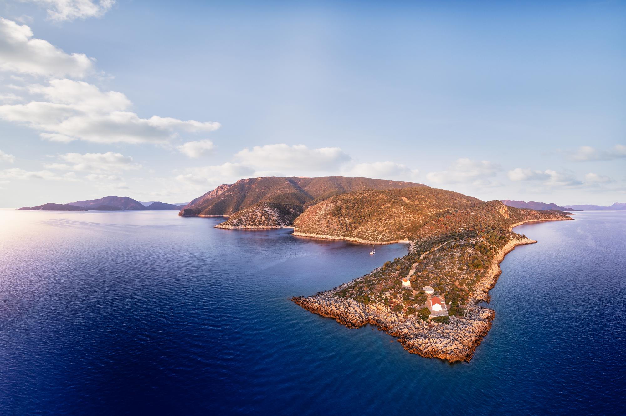 Vue aérienne de la côte Est de l'île grecque d'Ithaque dans la mer Ionienne