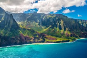 Vue aérienne de la côte de Na Pali à Kauai, Hawaï, montrant des vues spectaculaires et des formations rocheuses vertigineuses