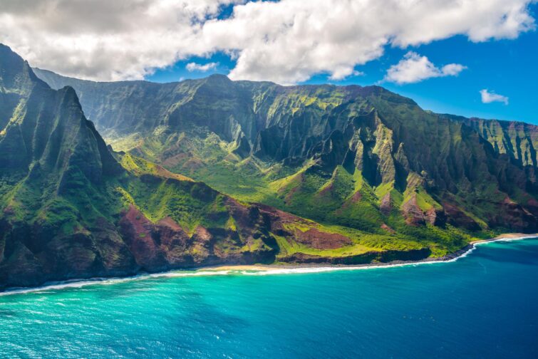 Vue aérienne de la côte de Na Pali à Kauai, Hawaï, montrant des vues spectaculaires et des formations rocheuses vertigineuses