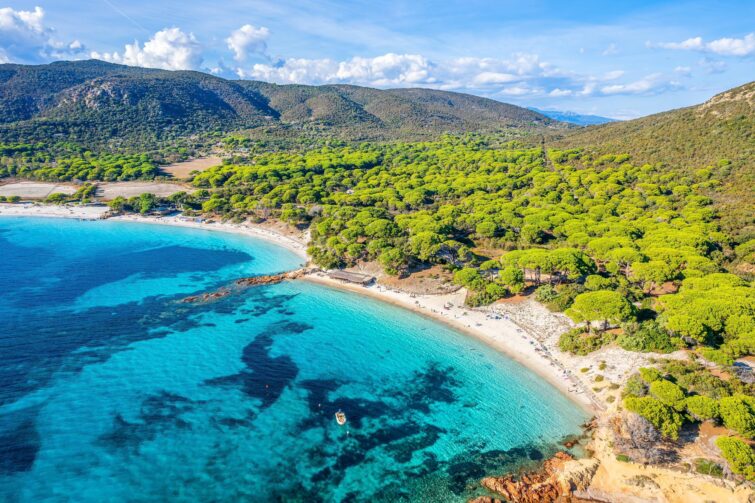 Vue aérienne de la plage de Palombaggia en Corse, France, avec ses eaux turquoise et son sable blanc