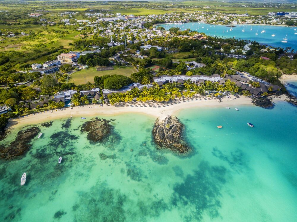 Vue aérienne de la plage mauricienne de Merville Beach à Grand Baie