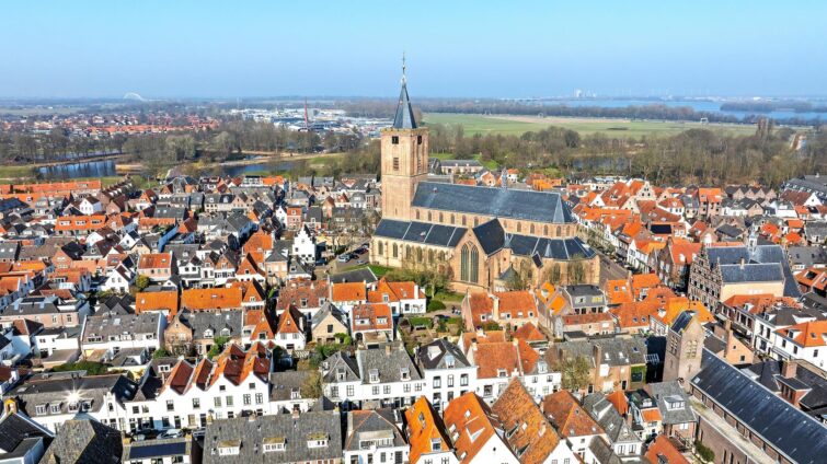 Vue aérienne de l'église historique et de la ville traditionnelle de Naarden