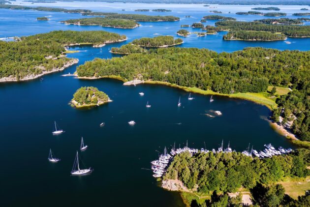 Vue aérienne des bateaux de croisière dans l'archipel de Stockholm