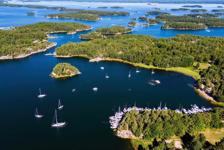 Vue aérienne des bateaux de croisière dans l'archipel de Stockholm