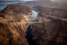 Vue aérienne du Barrage Hoover près de Las Vegas