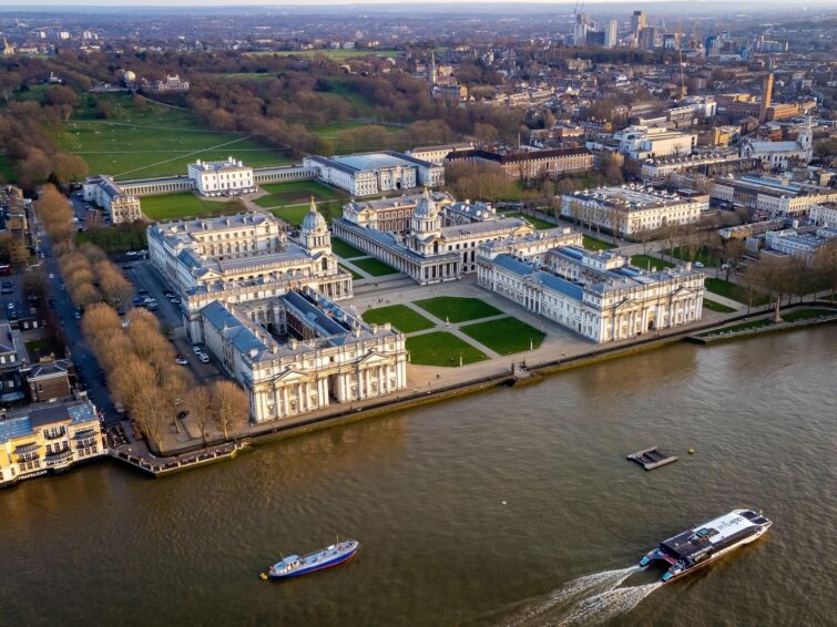 Vue aérienne du Maritime Greenwich à Londres, montrant le parc, l'observatoire et la Tamise en journée claire