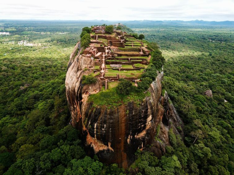 Vue aérienne du Rocher du Lion de Sigiriya en Sri Lanka, avec jardins et végétation environnants