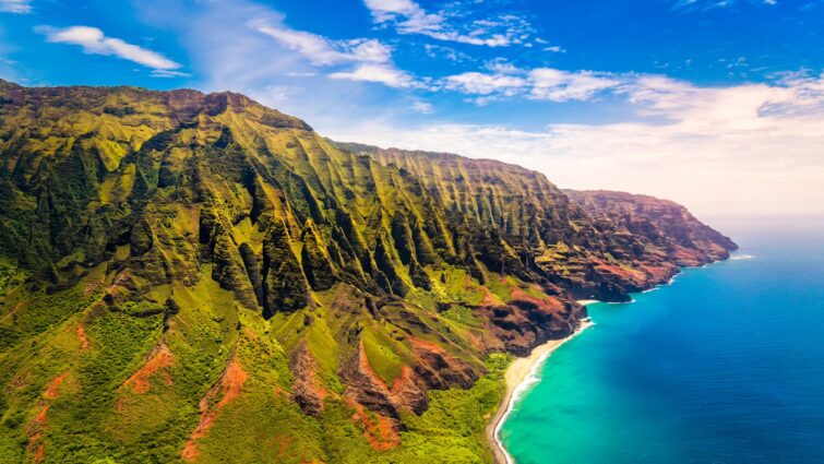 Vue aérienne du spectaculaire littoral de Na Pali à Kauai, Hawaï