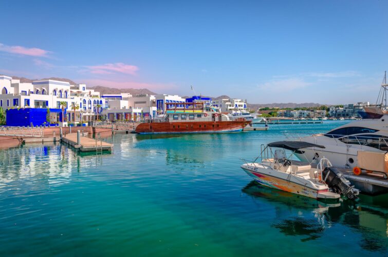 Vue d'Aqaba en Jordanie, reflétant son rôle de hub commercial historique