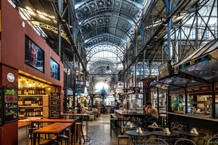 Vue de Buenos Aires, quartier de San Telmo, avec des détails architecturaux et des rues animées