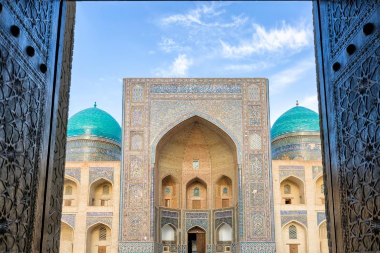 Vue de la mosquée Kalyan à Boukhara, Ouzbékistan, avec des détails architecturaux islamiques anciens