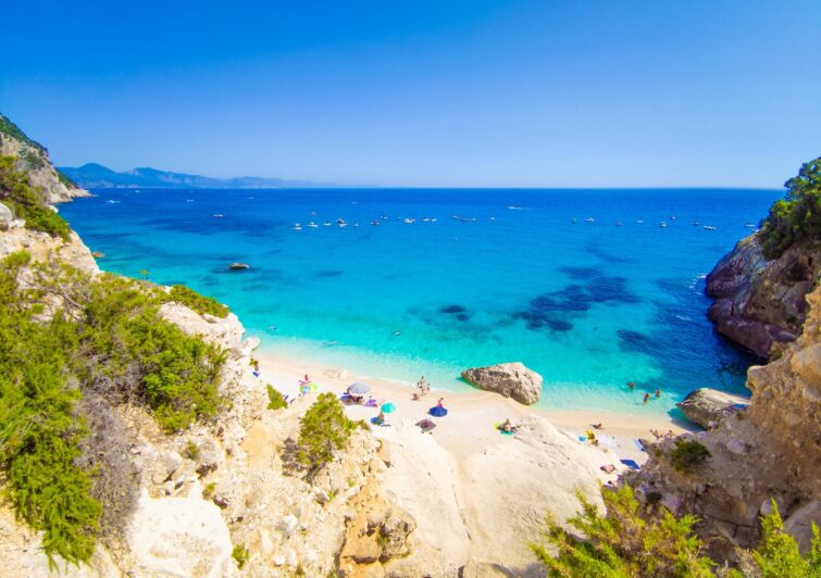 Vue de la plage de Cala Goloritzè en Sardaigne, Italie, avec falaises calcaires et eau turquoise