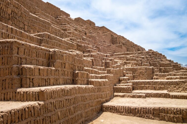 Vue de la pyramide Huaca Pucllana à Lima, Pérou, un site archéologique ancien en adobe