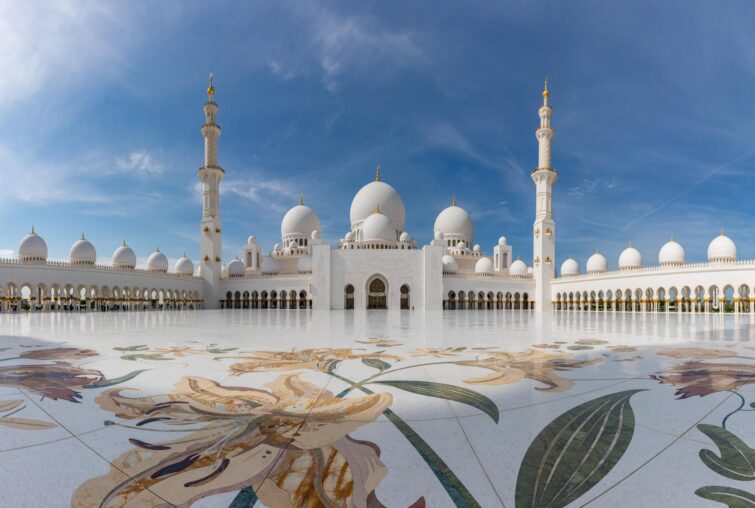 Vue du Sahan Courtyard à la mosquée Sheikh Zayed Grand à Abu Dhabi, Emirats Arabes Unis