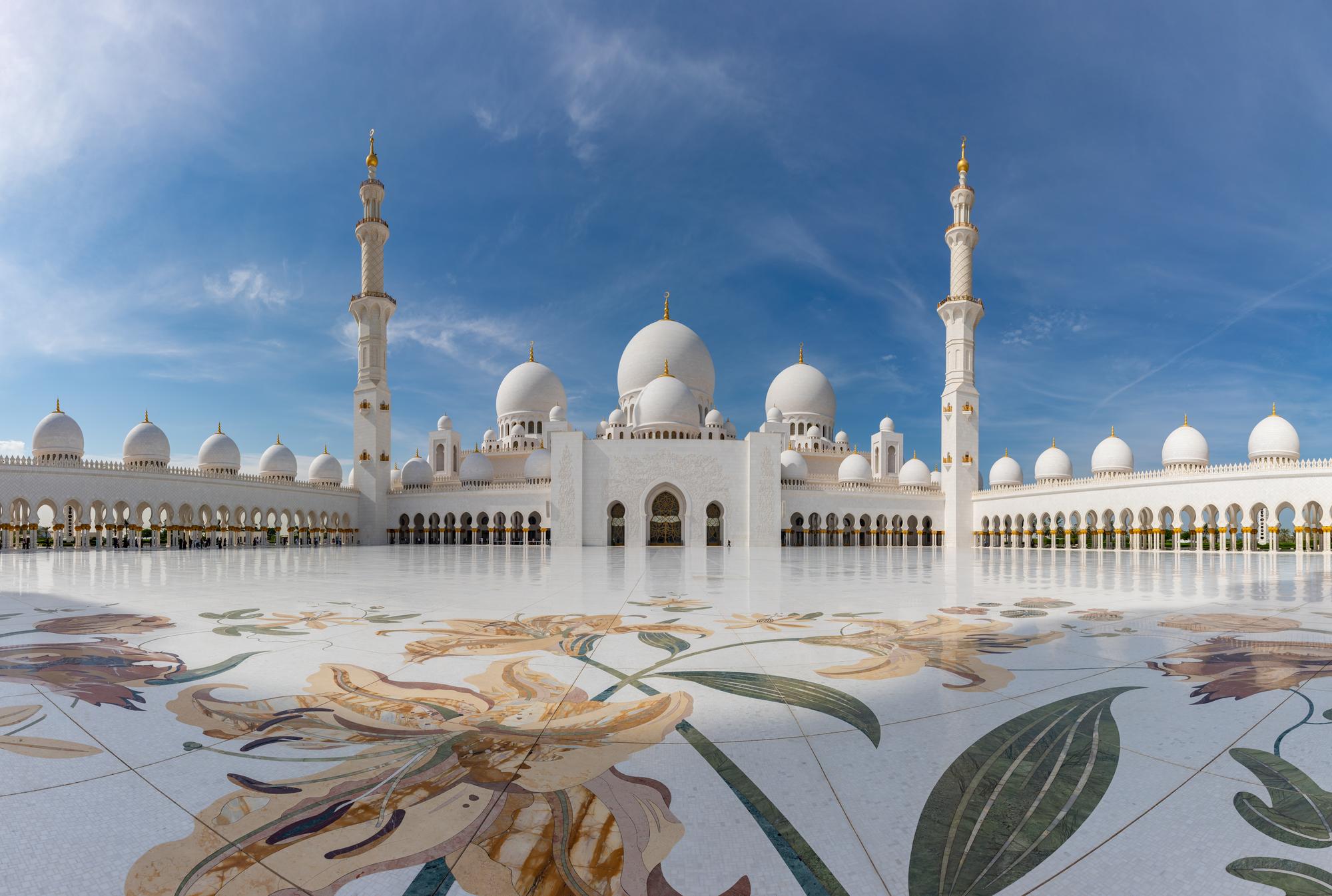 Vue du Sahan Courtyard à la mosquée Sheikh Zayed Grand à Abu Dhabi, Emirats Arabes Unis