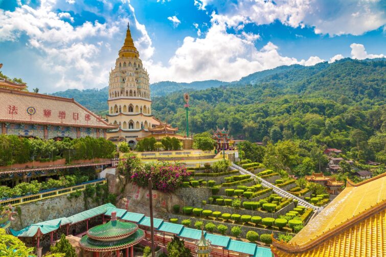Vue du temple Kek Lok Si illuminé la nuit à Georgetown, Penang, Malaisie