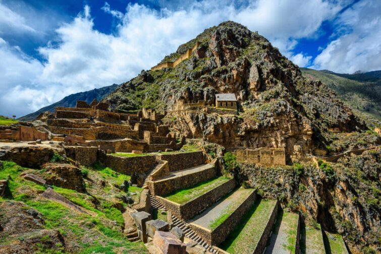 Vue du temple sur la colline avec des terrasses à Ollantaytambo, Vallée Sacrée, Pérou