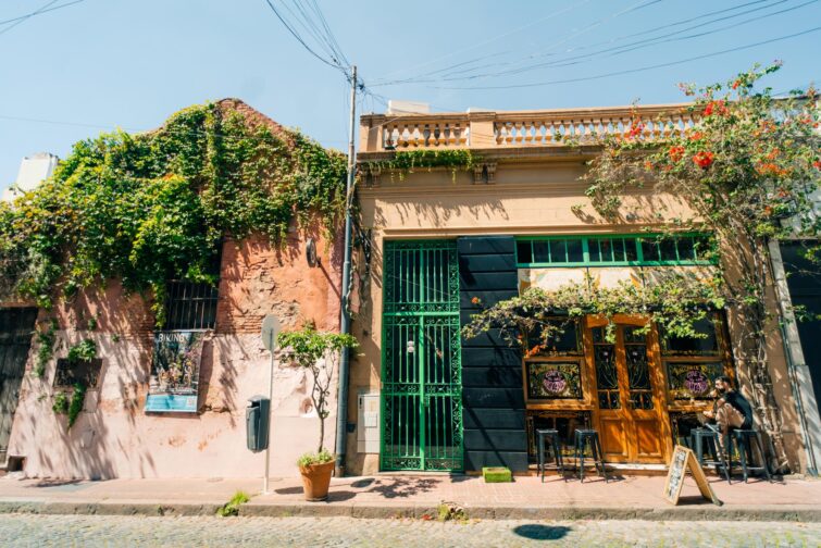 Vue d'une rue à San Telmo, Buenos Aires, mettant en relief l'architecture locale