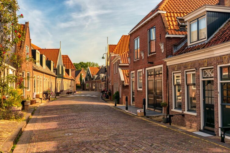 Vue d'une rue de Monnickendam lors d'une soirée d'été