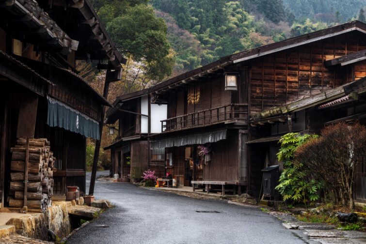 Vue d'une rue traditionnelle et bien préservée dans l'ancienne ville de Tsumago, Japon