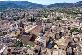 Vue en hélicoptère de la vieille ville de Sóller à Majorque