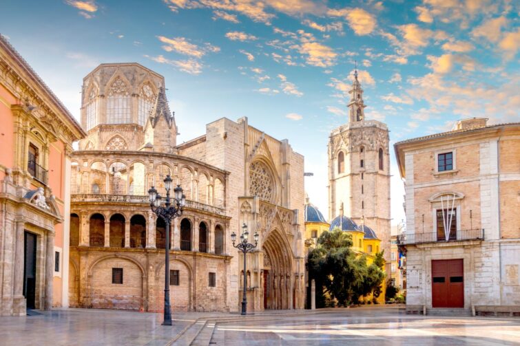 Vue extérieure de la vieille cathédrale de Valence en Espagne, montrant l'architecture gothique avec un ciel clair en arrière-plan