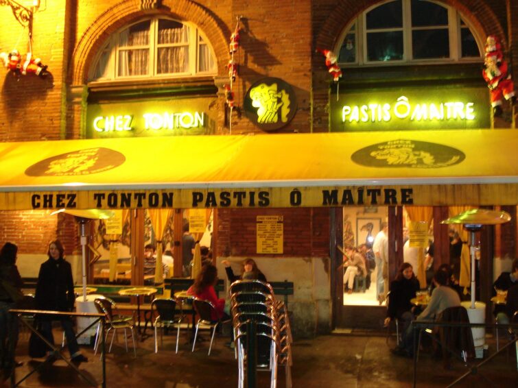 Vue extérieure du Bar Chez Tonton, situé à Toulouse, France, montrant sa façade et son enseigne.