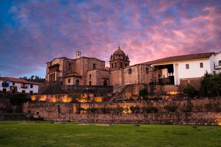 Vue extérieure du Temple de Qorikancha sous un ciel bleu à Cusco, Pérou