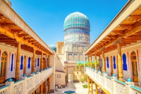 Vue hôtelière sur la mosquée Bibi-Khanoum à Samarcande, Ouzbékistan