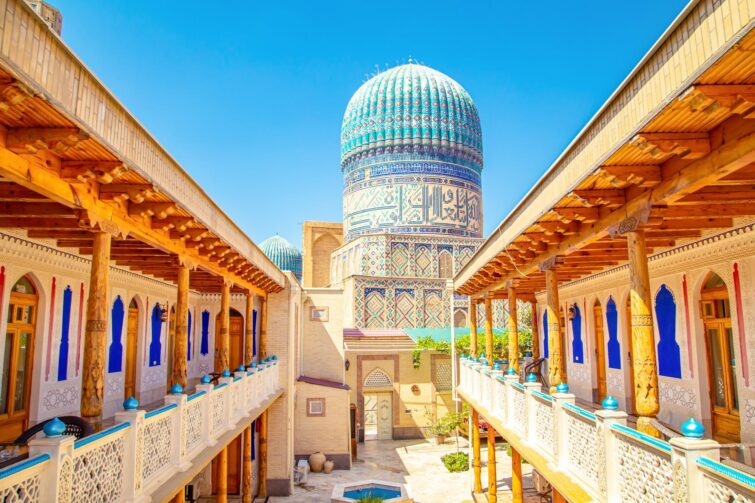 Vue hôtelière sur la mosquée Bibi-Khanoum à Samarcande, Ouzbékistan