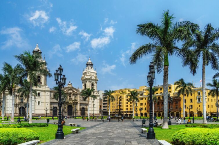 Vue panoramique de la Plaza de Armas de Lima, Pérou, avec la cathédrale et des passants