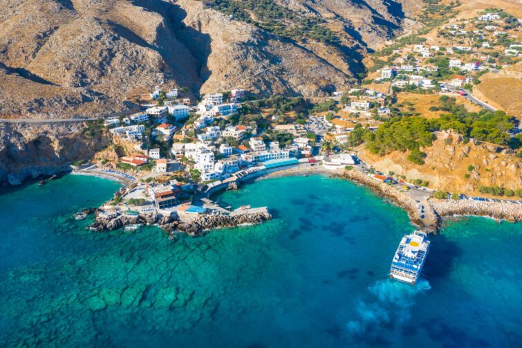 Vue panoramique du petit village traditionnel de Hora Sfakion en Crète, avec des maisons blanchies à proximité de la mer