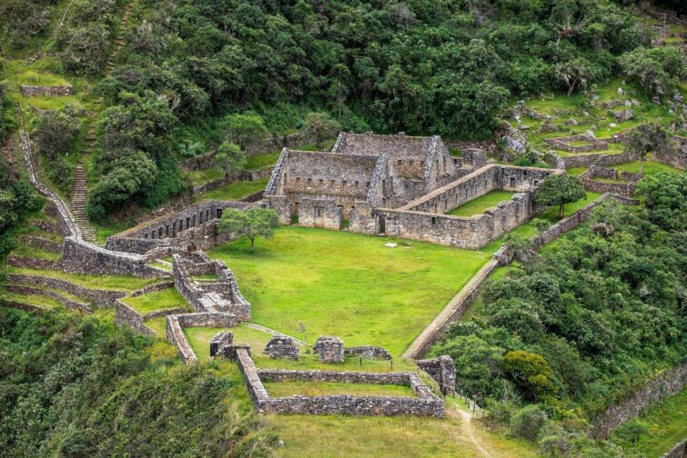 Vue panoramique du site archéologique de Choquequirao dans les montagnes des Andes, Pérou