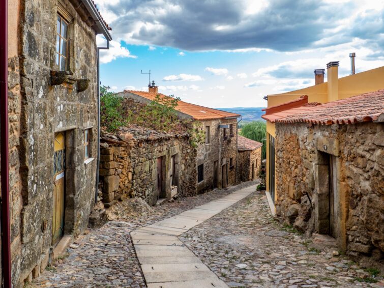 Vue panoramique du village historique de Castelo Rodrigo, Portugal, sous un ciel clair