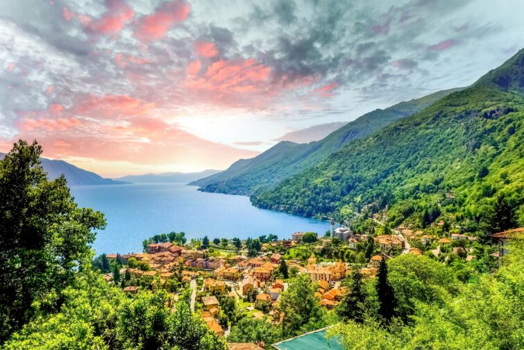 Vue panoramique sur le Lac Majeur en Italie avec montagnes en arrière-plan et ciel bleu