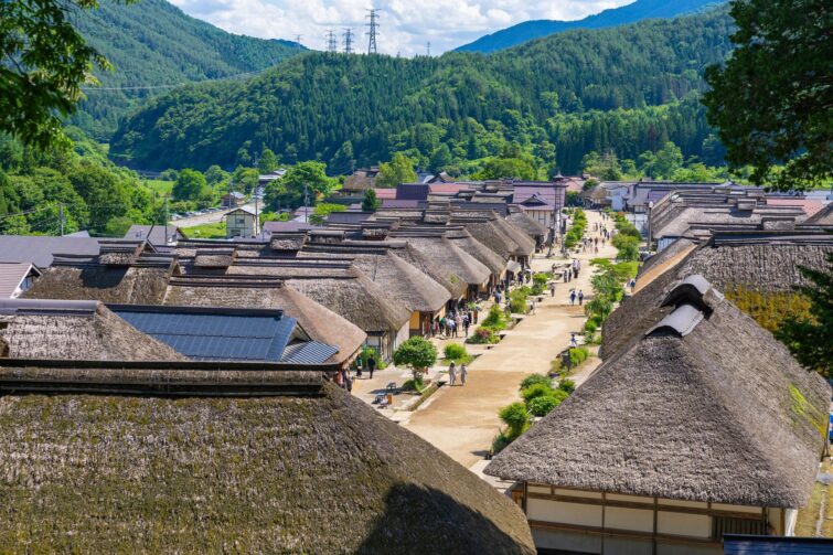 Vue pittoresque d’Ouchi-juku avec ses toits de chaume dans la préfecture de Fukushima, un village historique niché dans les montagnes.