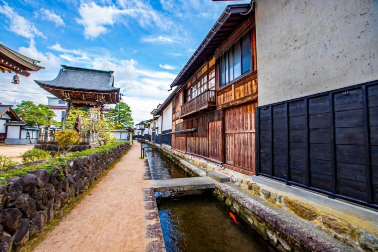 Vue pittoresque de la ville de Hida-Furukawa avec des bâtiments traditionnels et des décorations de festival